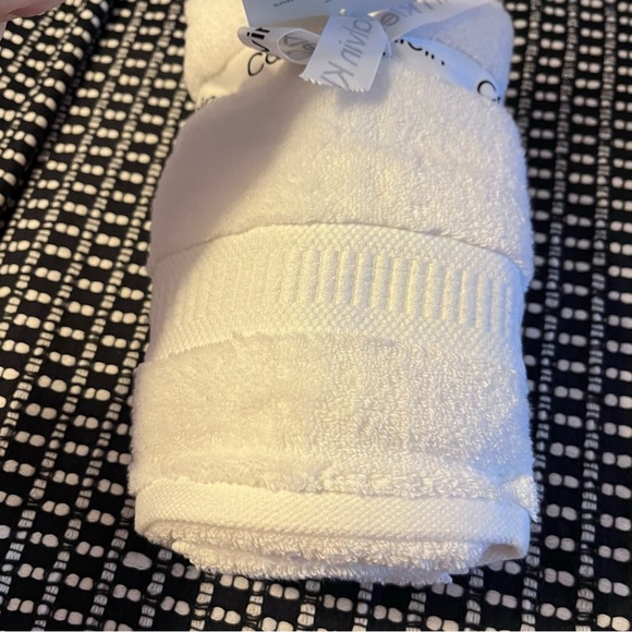 NWT Calvin Klein 2pc White Hand Towel Set - Solucell Zero Twist Cotton luxurious - Picture 2 of 7